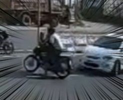 道路を横断しようとした二人乗りのバイクが勢いよく車にぶっ飛ばされる…