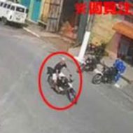 ブラジルで撮影されたバイクと車の衝突事故のグロ映像。 車と衝突したバイクの運転手の足が一瞬で引きちぎられてしまう…