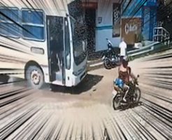 交差点を一気に突っ切ろうとしたバスが、二人乗りのバイクを圧し潰して殺害…