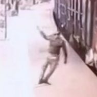 駅のホームで警察官が突然狂って回りだし、電車に轢かれて即死する意味不明な恐怖映像…