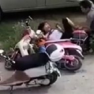 子供を抱えた女性を中華包丁で斬りつけて自分の手首も切り落とそうとするイカレ男…