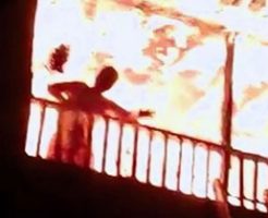 レスキューが間に合わず燃え盛る家のベランダで焼け死んでしまう男性…