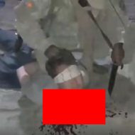 【閲覧注意】11人の人間の首を次々と斬首していくISISのグロすぎ映像…