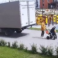 ベビーカーを押している母がバックしてきたトラックに赤ちゃんごと轢き潰される…