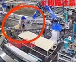 工場内で次々と機械に襲われていく作業員たちを捉えた衝撃映像…