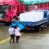 傘で前が全く見えない状態でトラックに突っ込んでしまった二人の女性…