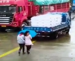 傘で前が全く見えない状態でトラックに突っ込んでしまった二人の女性…