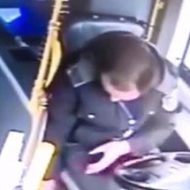 大型バスのドライバーが心臓発作で突然死する恐怖映像…