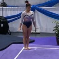 体操選手の女性が着地をミスって両足骨折する恐怖映像…