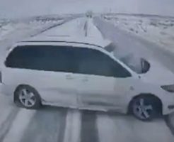 雪で滑った車とトラックが激突！→車の乗客が全員即死…