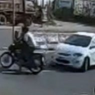 道路を横切ろうとして道の真ん中で停止した二人乗りのバイク→車にもうスピードで吹っ飛ばされる…