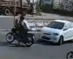 道路を横切ろうとして道の真ん中で停止した二人乗りのバイク→車にもうスピードで吹っ飛ばされる…