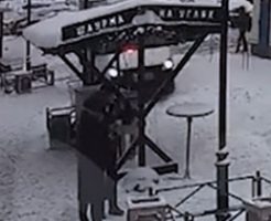 バス停の屋根に降り積もった雪の重みで潰された客が即死…