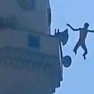 イスラム教の礼拝堂に登って飛び降り自殺した男…