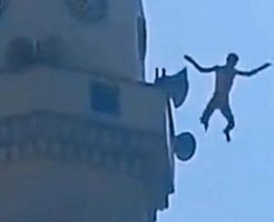 イスラム教の礼拝堂に登って飛び降り自殺した男…