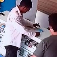 携帯ショップに強盗に入った男、一瞬の隙に店員に撃ち殺される…