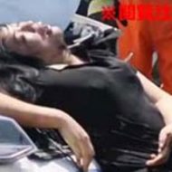 車と車に挟まれてしまった女性、股間から内臓が飛び出てしまう…