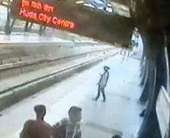 目の前で女性が電車に飛び込んでしまうトラウマ確定の自殺映像…