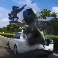 停車中の車に二人乗りバイクが激突→盛大に吹っ飛んで二人とも即死…
