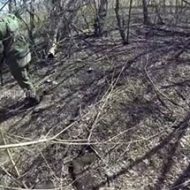 ロシア兵士が目の前で地雷を踏んでしまう衝撃映像…