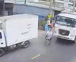 トラックの横をすり抜けようとしたバイクの男、ダンプの死角に入って踏み潰される…
