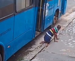 足が不自由な男がバスに轢かれて潰されてしまう…