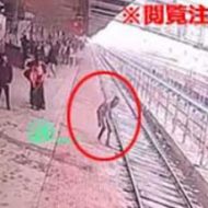 目隠しをした男が駅のホームで大勢の人たちが見ている前で飛び込み自殺…