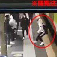 15歳の少年が同級生たちに押されて走行中の電車の下に引きずり込まれる…