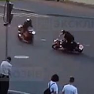 交差点のど真ん中でバイク同士が激突してしまう衝撃映像…