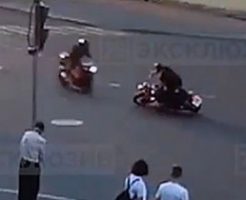 交差点のど真ん中でバイク同士が激突してしまう衝撃映像…