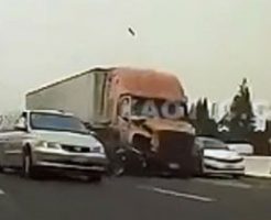 トラックで大量の車をなぎ倒していく衝撃映像…