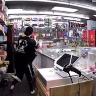 店員がナイフで強盗をメッタ刺しにしてしまう防犯カメラの映像…