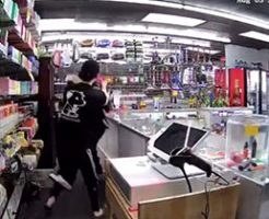店員がナイフで強盗をメッタ刺しにしてしまう防犯カメラの映像…