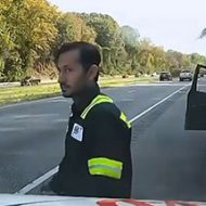 高速道路でパトロールを行っている作業員が高速で撥ね飛ばされる衝撃映像…