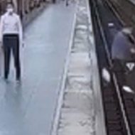 駅のホームで電車に飛び込む瞬間を捉えた衝撃の自殺映像…
