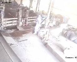 製鉄工場の機械に飲み込まれた作業員、一瞬で全身の骨を砕かれる…