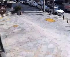 中国で捉えられた落下死の瞬間の映像。 高所で作業中だった男が誤って落下してしまい、 地面に激突して即死する瞬間が映っている… 動画が見られない場合はこちら
