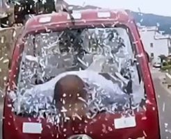 トゥクトゥクで事故ってしまったドライバーがフロントガラスを突き破る…