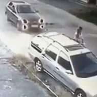 子供ごと背後から母親を轢いてしまう車の衝撃映像…
