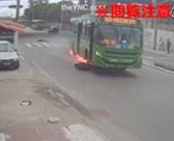 旅客バスに轢かれたバイカー、バイクごと引きずり込まれて削られてしまう…