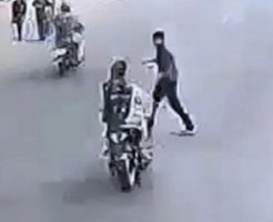 道路を無理やり渡ろうとした男、ハイスピードのバイクに撥ねられて即死…