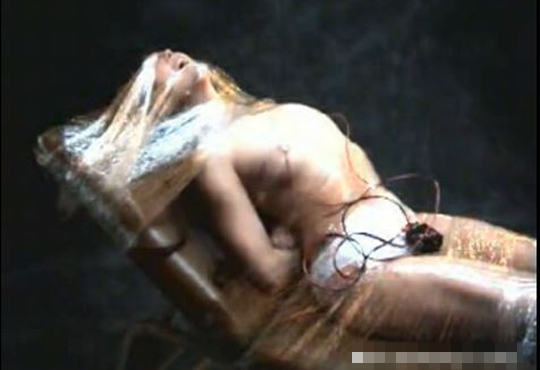【エロ拷問】金髪美女をラップで動きを封じ込めて、電流拷問　※グロ動画